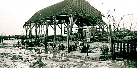 Restanten van de boerderij na de ramp